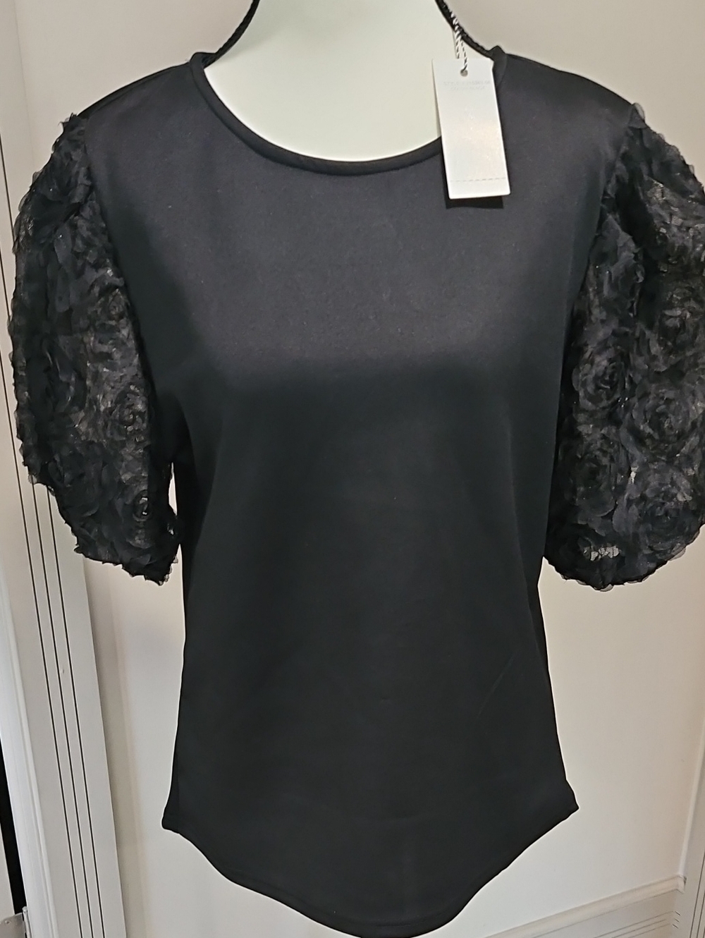 Kaktus Black Puff-Sleeve Floral Appliqué Tee L